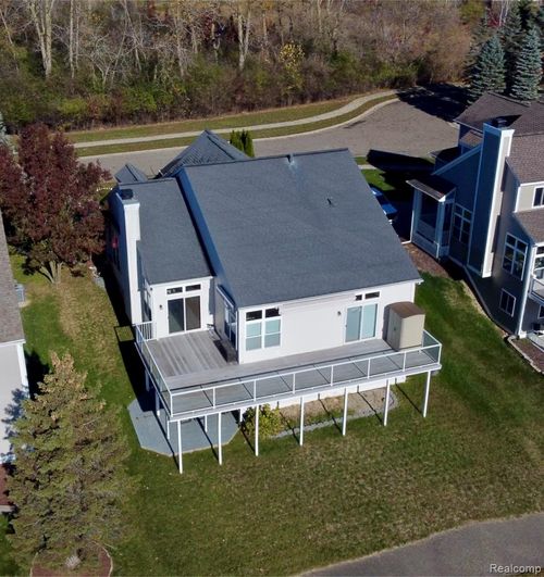 975 Watersedge Ct, Oxford, MI, 48371-3682 | Card Image