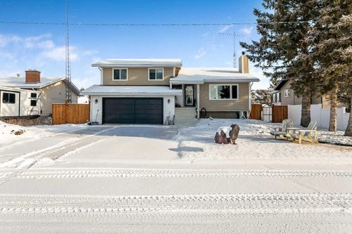218 8 Ave Ne, Sundre, AB, T0M1X0 | Card Image