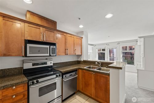 apt-305-123 Queen Anne Ave N, Seattle, WA, 98109-4962 | Card Image