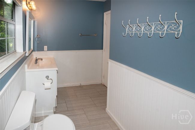 Main Floor Bathroom | Image 21