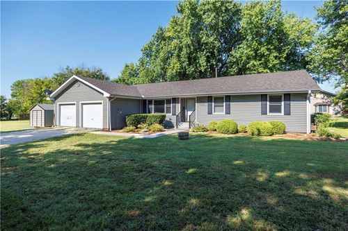 2018 E Madison St, Fredonia, KS, 66736-7800 | Card Image