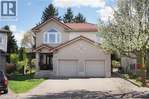 40 Dineen Court, Kitchener, ON, N2B3X3 | Card Image