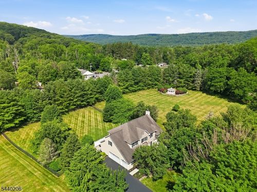 2 Ming Ct, Chester, NJ, 07930-2156 | Card Image