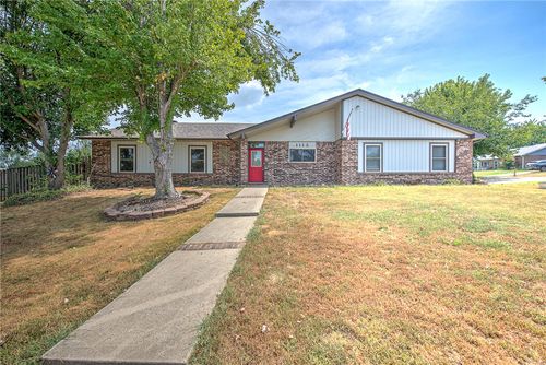 1113 S 28th St, Rogers, AR, 72758-4833 | Card Image