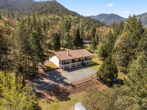 2295 W Evans Creek Rd, Rogue River, OR, 97537-4671 | Card Image