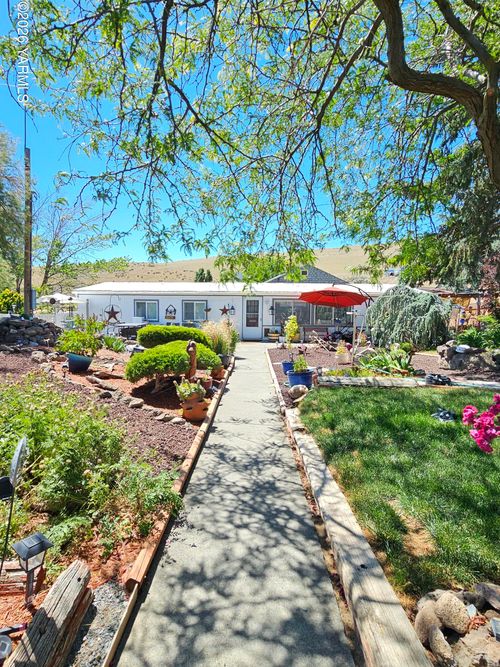 380 Meadowlark Ln, Moxee, WA, 98936-9770 | Card Image