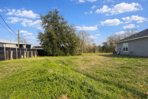 716 Willow St, Baytown, TX, 77520-6764 | Card Image