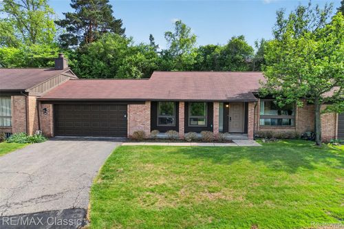 2061 Burgundy St, West Bloomfield, MI, 48323-3023 | Card Image
