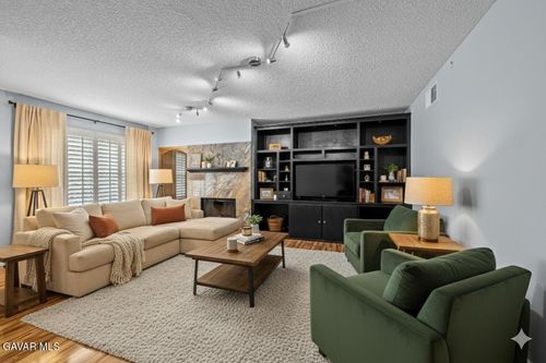 42805 15th St W, Lancaster, CA, 93534-6212 | Card Image
