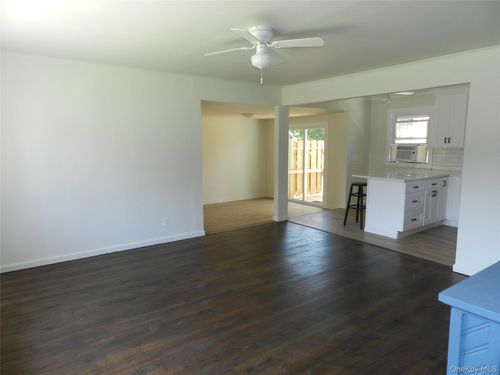 39 W 3rd St, Patchogue, NY, 11772-2121 | Card Image