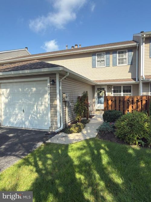 203 Pine Ct, YORK, PA, 17408-1590 | Card Image
