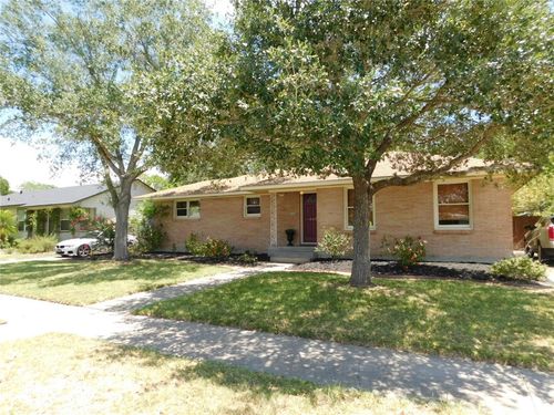 925 Wilshire Pl, Corpus Christi, TX, 78411-2325 | Card Image
