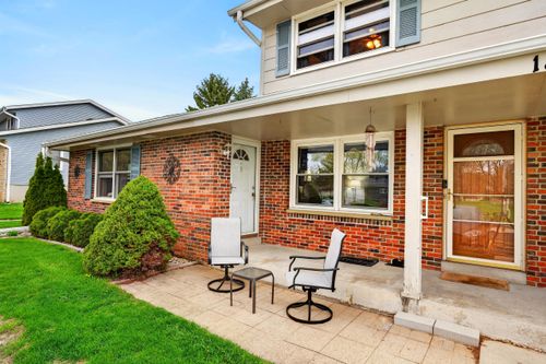 1816 Miller St, West Bend, WI, 53095-2935 | Card Image