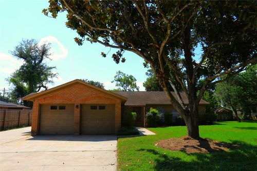 110 Pine St, Lake Jackson, TX, 77566-5536 | Card Image