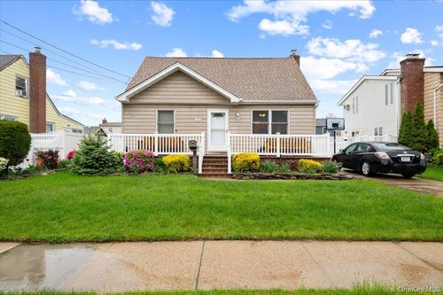 2345 Willow St, Wantagh, NY, 11793-4251 | Card Image