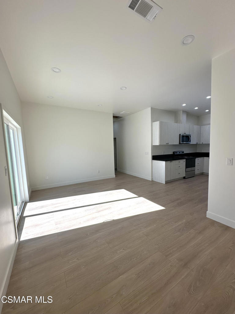 Residential Lease in Northridge 5