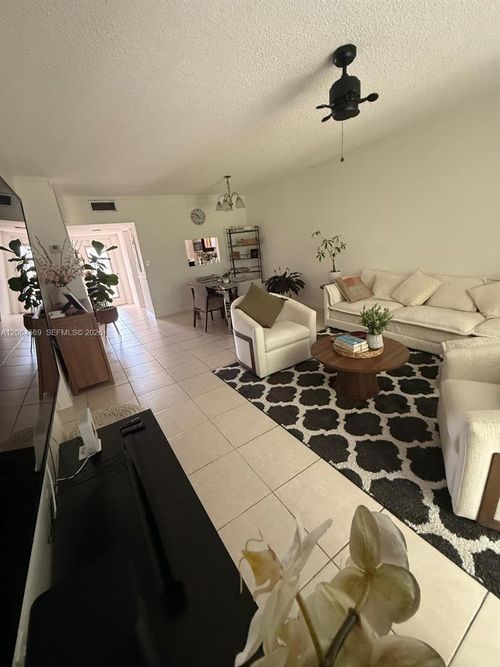 402-1055 Country Club Dr, Margate, FL, 33063-3260 | Card Image