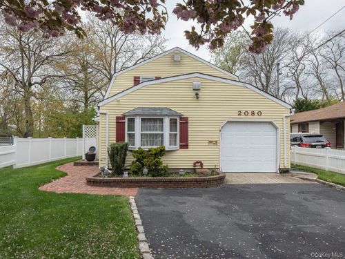 2080 Seamans Neck Rd, Seaford, NY, 11783-2539 | Card Image