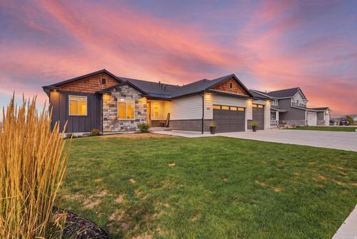 475 N 900 E, Hyde Park, UT, 84318-3381 | Card Image