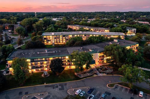 512-10501 Cedar Lake Rd, Minnetonka, MN, 55305-3312 | Card Image