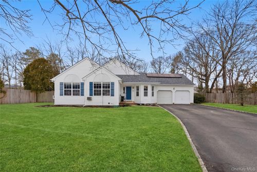 8 Lucy Ct, Patchogue, NY, 11772-1425 | Card Image