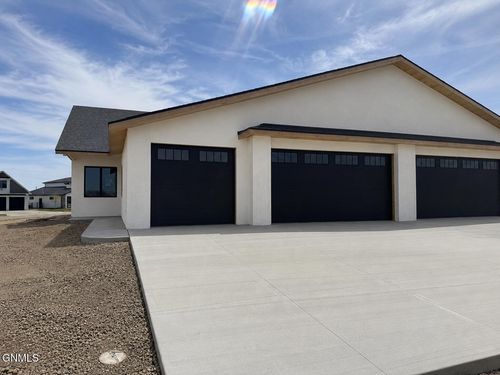221 Kamrose Dr, Bismarck, ND, 58504-5526 | Card Image