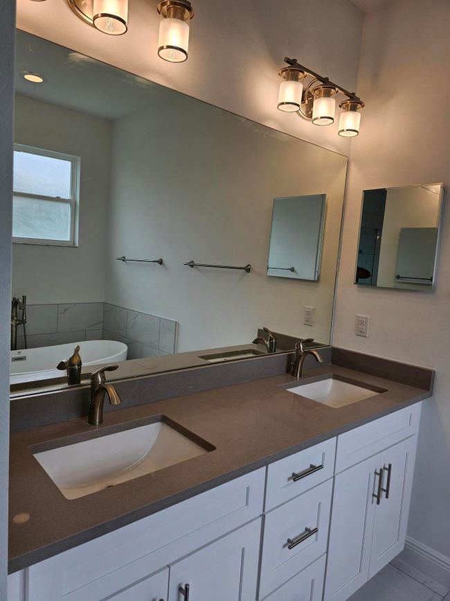 Master Bathroom | Image 28