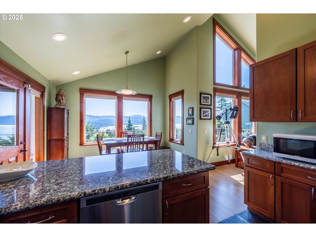 Kitchen-Breakfast Bar | Image 13