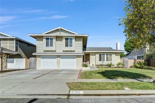 17362 Breda Ln, Huntington Beach, CA, 92649-4627 | Card Image