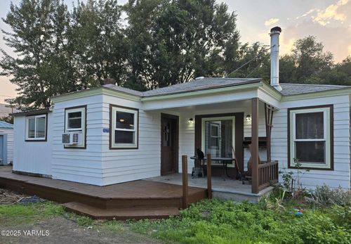 11271 Us Highway 12, Naches, WA, 98937-9728 | Card Image