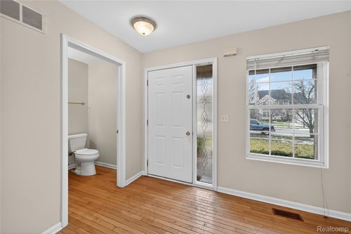 738 Arusha Dr, Pontiac, MI, 48341-1075 | Card Image