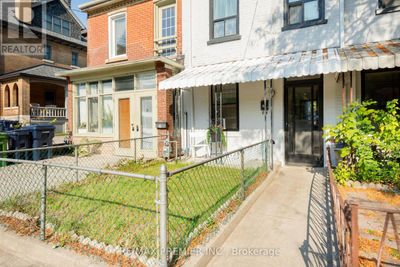 58 Mansfield Ave, Townhouse with 3 bedrooms, 2 bathrooms and 1 parking in Toronto ON | Image 3