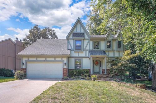 8318 Acuff Ln, Lenexa, KS, 66215-5307 | Card Image