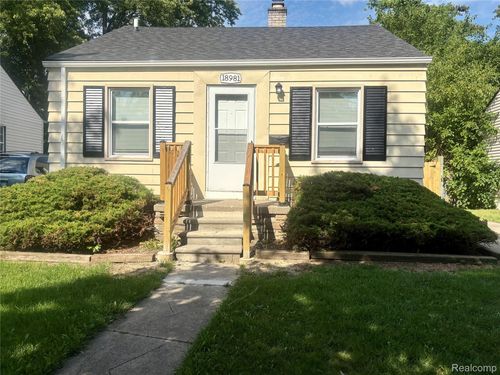 18981 Kenosha St, Harper Woods, MI, 48225-2129 | Card Image