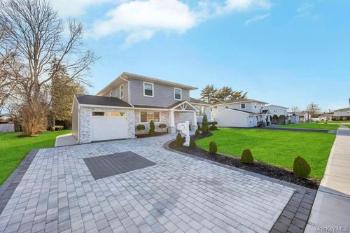 7 Suzanne Ln, Bethpage, NY, 11714-1420 | Card Image