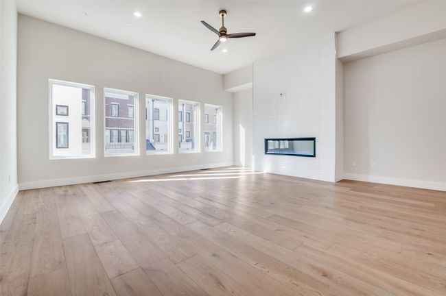 12 foot ceilings in living, dining and kitchen | Image 5