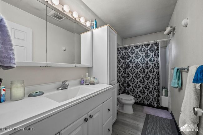 Unit 1 bath | Image 18