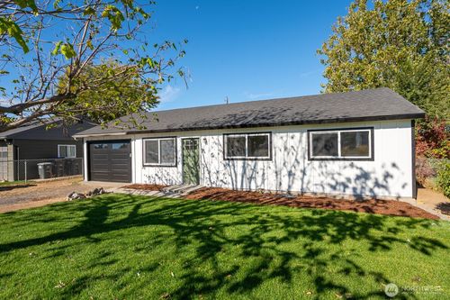 710 S Hawthorne Dr, Moses Lake, WA, 98837-1843 | Card Image
