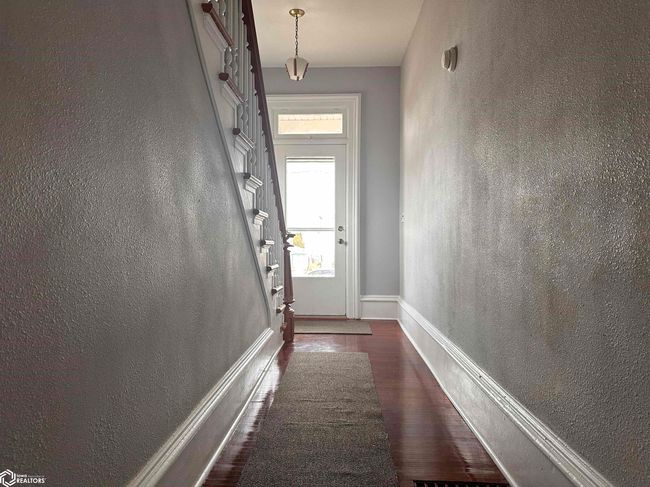 211 S Garfield Ave, Home with 3 bedrooms, 2 bathrooms and 2 parking in Burlington IA | Image 5