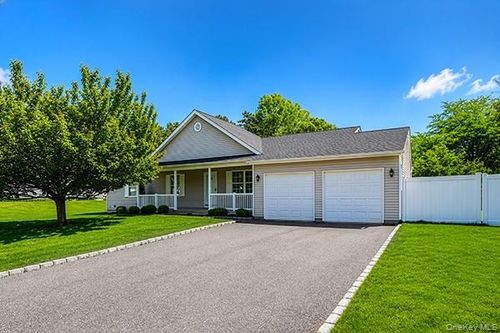 11 Winterberry Dr, Middle Island, NY, 11953-2709 | Card Image