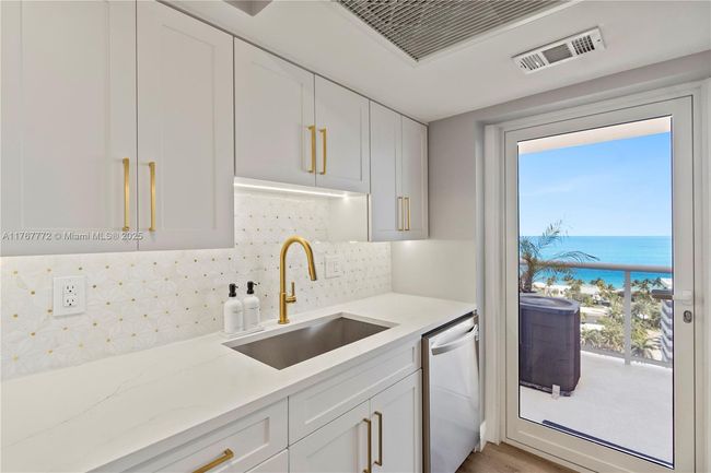 APT-1806 - 2841 N Ocean Blvd, Condo with 2 bedrooms, 2 bathrooms and null parking in Fort Lauderdale FL | Image 6