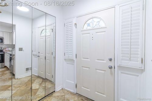 1704 Brentwood Dr, Troy, MI, 48098-2630 | Card Image
