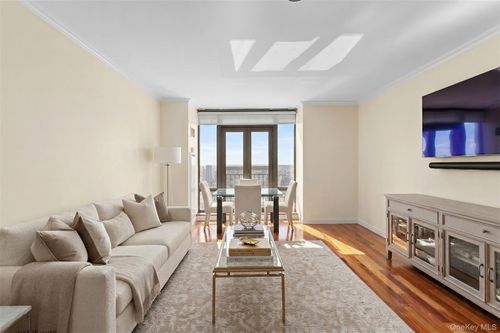 ph2c-10 City Pl, White Plains, NY, 10601-3338 | Card Image