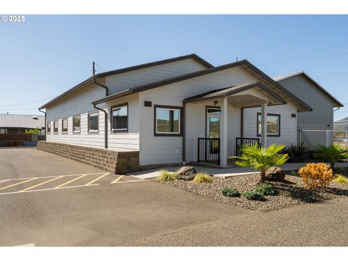 4276 Old Highway 99 S, Roseburg, OR, 97471-7136 | Card Image