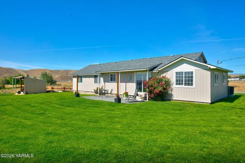 1240 W Huntzinger Rd, Selah, WA, 98942-9027 | Card Image