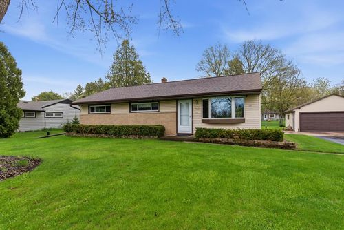 W202N9524 Club Circle, Menomonee Falls, WI, 53051 | Card Image