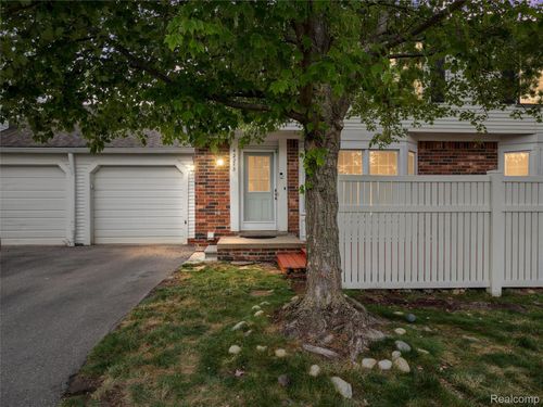 42253 Old Pond Cir, Plymouth, MI, 48170-2577 | Card Image