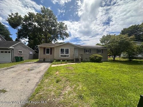 4 Morris Dr, Hyde Park, NY, 12538-2214 | Card Image