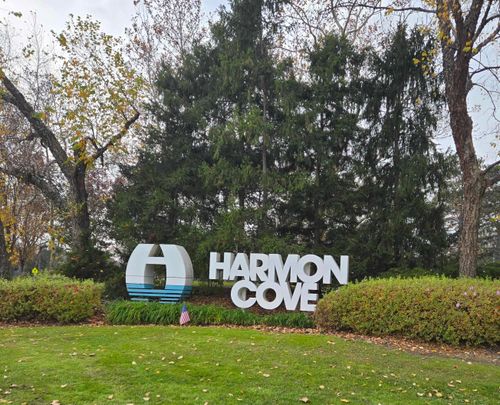 570 Sanderling Ct, Secaucus, NJ, 07094-2220 | Card Image