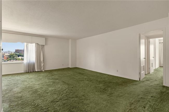 Open living/dining room | Image 25